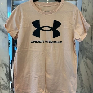 Under armour T-shirt  - Rosa under armour T-shirt. Köparen står för frakten!💗