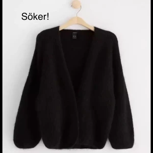 Svart kofta - Söker den här svarta koftan från Lindex eller en som liknar. Den är fluffig och har en öppen design utan knappar. Hör av dig om du vill sälja! ❤️❤️vet inte vilken storlek jag vill ha än så det spelar ingen roll