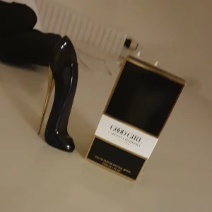 Good Girl Eau de Parfum - Säljer en elegant parfym från Carolina Herrera, Good Girl, med en unik flaska formad som en högklackad sko i svart och guld. Doften är både djärv och sofistikerad, perfekt för den som vill sticka ut.