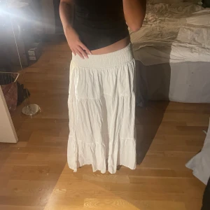 Vit långkjol - Säljer nu min superfina vita långkjol då den tyvärr inte kommer till användning! Knappt använd, kontakta om ni har frågor 