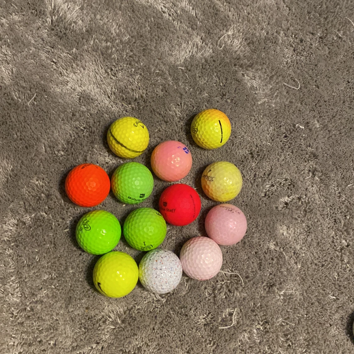 Färgglada golfbollar