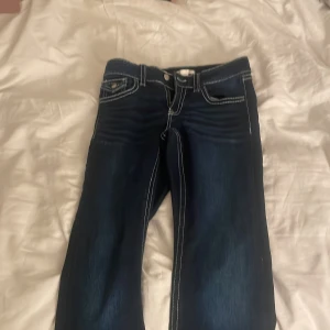 Ginatricot jeans💙💙 - Säljer mina jättefina jeans från Gina som tyvärr inte kommer till användning! Helt i nyskick och är super sköna💗Storlek 164 och passar på nån som har storlek S! På mig passar de perfekt och jag är 166 cm Nypris:349