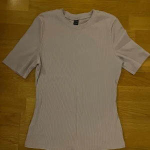Ljus lila ribbad t-shirt - Stretchig lila topp med ribbat mönster, säljer pga av färgen❤️