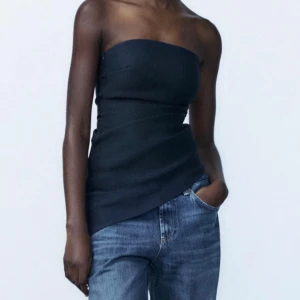 Mörkblå asymmetrisk tubtopp - Slutsåld topp från Zara i mörkblå. Säljer pga att den var alldeles för liten i storleken trots att S är min storlek - så räkna med att den är liten. Prislapp kvar, aldrig använd.