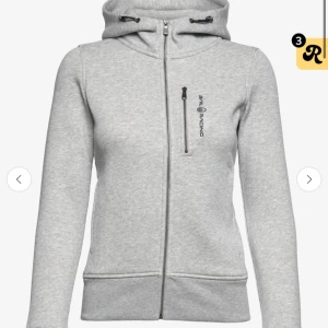 Grå zip-hoodie - Säljer min gamla sail racing då den inte kommer till användning längre, inga defekter och i jätte fint skick. Ursprungspris runt 1500 
