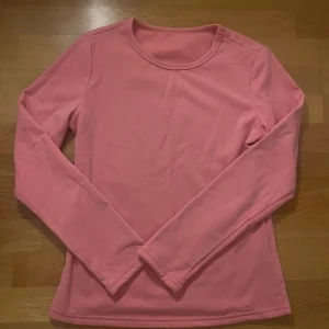 Rosa fleece tröja - Mysig rosa fleece tröja med långa ärmar. Använd nån enstaka gång. Säljer pga att jag inte använder den❤️