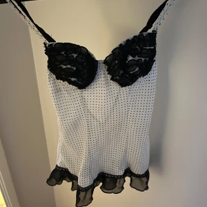 Korsett topp - FLYTTAR UTOMLANDS 2 FEBRUARI Finns ej märke eller storlek men tippar på 34/36, xs/s kupan är som a/b kupa 