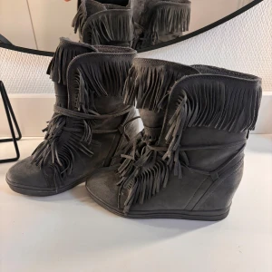 Grå boots med fransar - Snygga grå boots med fransar och snörning. I jätte fint skick 