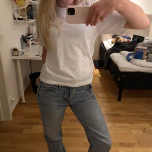 Supersnygga jeans - Midwaist jeans från Hm. Straight fit och jättebra skick. Knappt använda och säljer då de är lite stora. Pris är diskuterbart💓