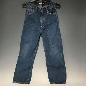 Levis ribcage straight - Klassiska blå jeans från Levi's med rak passform. De har en traditionell Levi's etikett på baksidan och en dragkedjegylf. Perfekta för en avslappnad stil. W26, L27. Tveka inte på att höra av dig