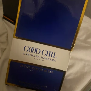 Carolina Herrera good girl  - Säljer den här Carolina Herrera parfymen då jag köpte fel scent. Den är jätte mörkblå så den ser svart ut men om man har den i ljuset eller lyser ser man det blåa, säljs billigt då jag vill få bort den!