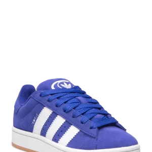 Blå Adidas Campus 00s sneakers - Säljer ett par blåa adidas campus, köpte två storlekar och fick inte lämna tillbaks andra paret. Skorna är sprillans nya och inte använda. De ligger kvar i boxen, endast prövade. Köpte dom för 1400 men säljer nu för 1100. Pris kan diskuteras, skriv ett privat meddelande om du vill ha vanliga bilder.💗