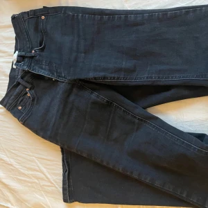 Svarta jeans  - Jeans från Gina, har sprättat dom där nere 