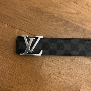 Louis Vuitton bälte - Säljer mitt svarta lv bälte det passar varje stil och är väldigt snyggt! Skriv vid intresse