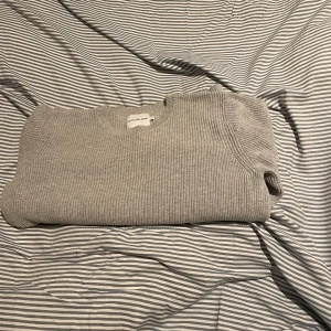 Grå stickad tröja från Calvin Klein - Säljer en stilren grå stickad tröja från Calvin Klein. Tröjan är i storlek 12 år. Hör av er vid minsta lilla fråga eller fundering😁