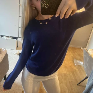 Mörkblå tröja - Säljer en stilren mörkblå tröja med långa ärmar. Perfekt för en avslappnad och bekväm look. Passar bra till både jeans och kjol.