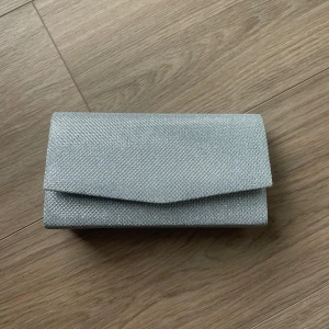 Silverfärgad kuvertväska - Aldrig använd, lägre silvrig kedja följer med