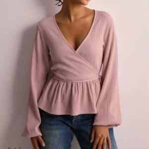 Rosa Nelly topp  - Säljer en söt rosa omlottopp med lång ärm och v-ringning. Köpte från Nelly för några veckor sen men har knappt använt den. Skriv för fler bilder 💗