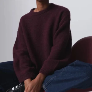 Vinröd stickad tröja - Säljer en mysig vinröd stickad tröja med rund hals och långa ärmar. Perfekt för kyliga dagar och ger en stilren look. Passar bra till jeans eller kjol. Passar mig som har s