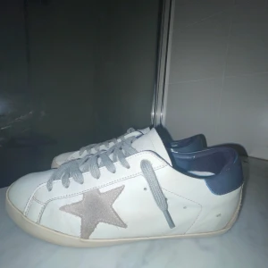 Golden goose - Ett par feta golden goose som är perfekta till våren tex. ingår ingen box eller så eftersom jag slängde den. Använda fåtal gånger men är i bra skick liksom. Det är två pytte små lagningar på skorna dessutom 