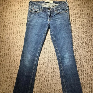 Hollister jeans midjemått 36 - Hollister jeans köpta här på Plick med fickdetaljer. De är alldeles för små vilket är därför jag säljer de. Passar perfekt för någon som är petit och lite smalare❤️❤️ tryck gärna köp nu. 24/32