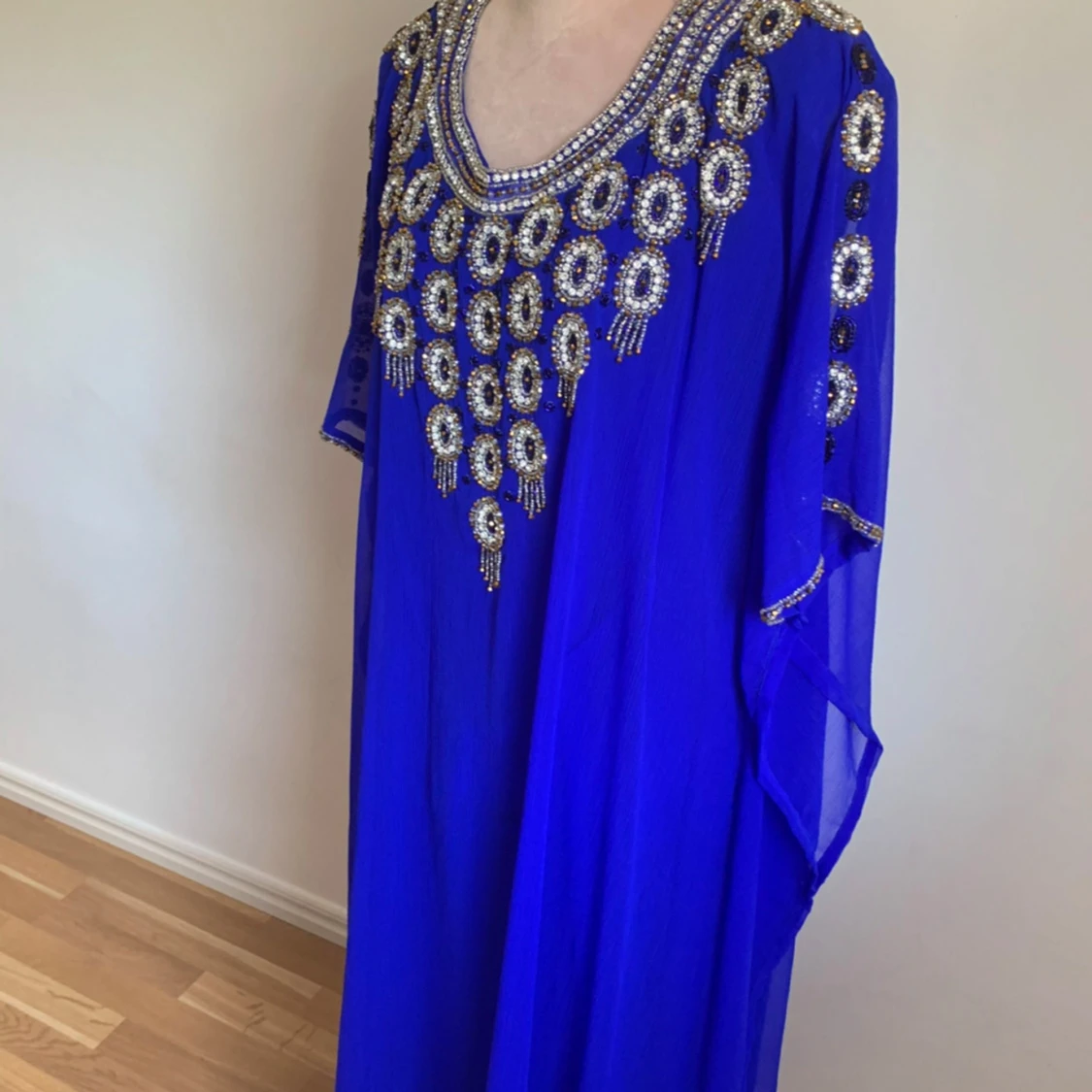 Blå kaftan med dekorativa detaljer - 1