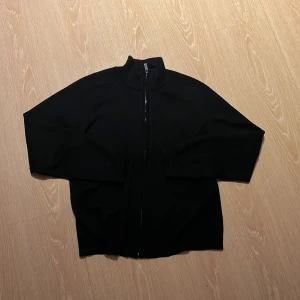 Svart jacka från Lindex - Snygg svart jacka från Lindex med dragkedja. Perfekt för en stilren look. Jackan har långa ärmar och en enkel design som passar till det mesta.