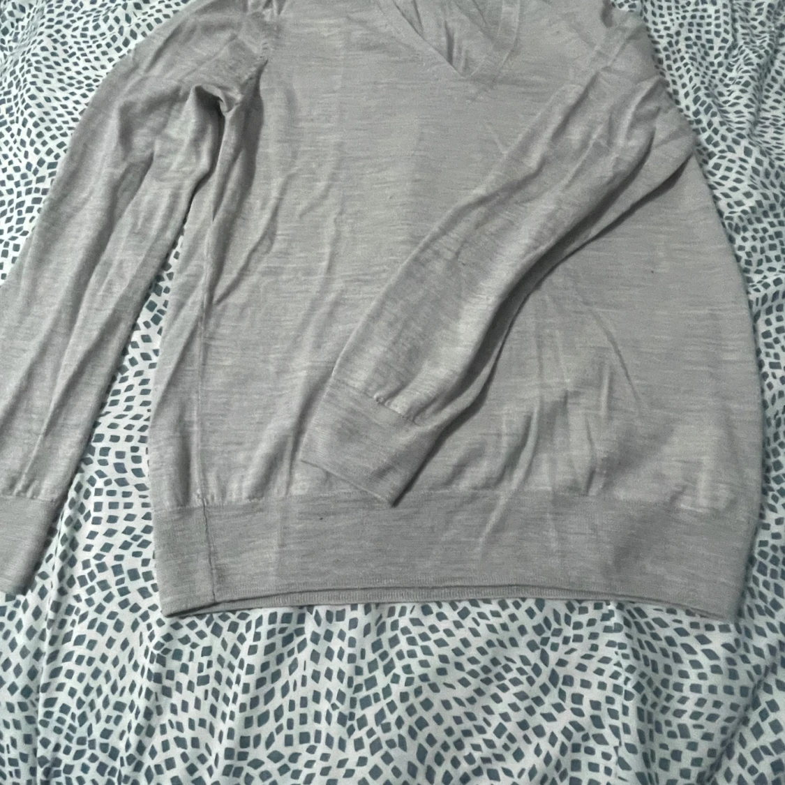 Grå v-ringad tröja