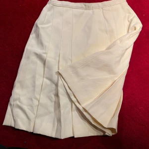 off-white kjol med plissering - vit / off-white tennis-kjol med plisseing. dragkedja på sidan. lite längre än de flesta minikjolar, går ungefär till över knät. ganska stram och liten midja ca 29cm! XS-XXS