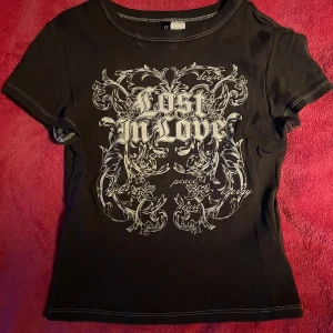 Cool t shirt med tryck - Säljer denna för den inte kommer till användning. Använt fåtal gånger. 