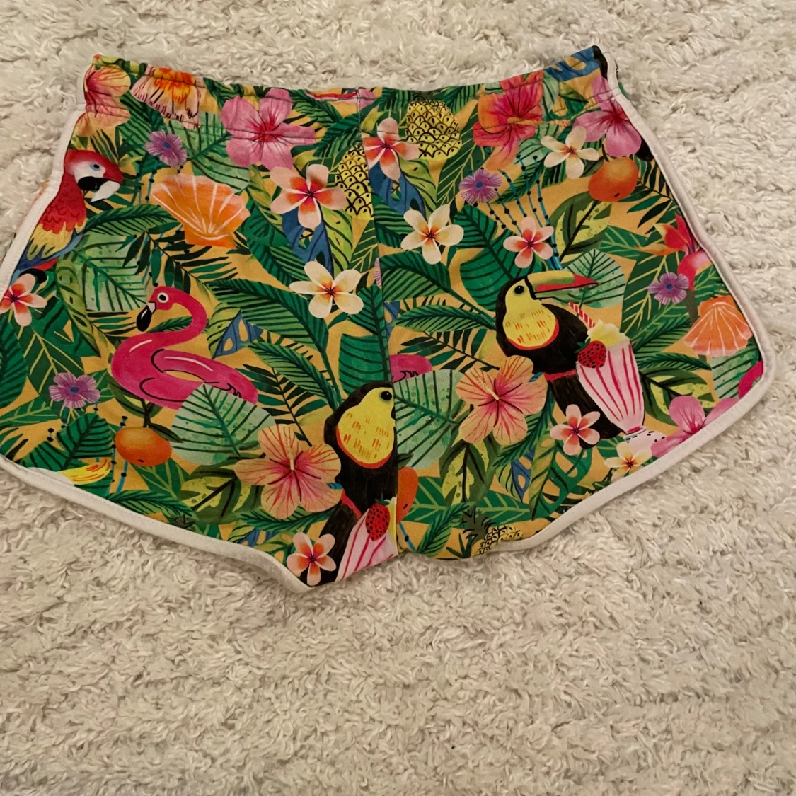 Färgglada blommiga shorts från H&M - 1