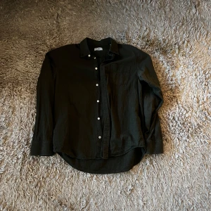 Grön NN07 skjorta - Snygg grön skjorta från NN07 med klassisk krage och vita knappar. Storlek L men passar mer som M. Väldigt bra skick. Nypris ca 1400kr. Skriv vid frågor! 