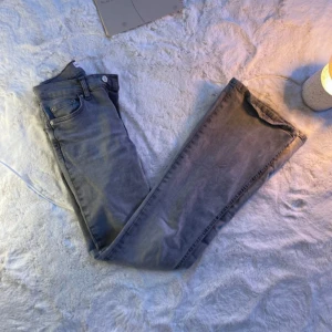 Lågmidjade bootcut jeans  - Snygga grå lågmidjade bootcut jeans i storlek 32. Nyskick! Köptes för 500kr