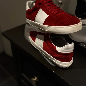Röd och vit sneaker - Tja säljer nu mina Valentino Flycrews!! För endast 4300kr. Skorna är i väldigt bra skick mockan är som ny använda i nån månad bara. Storlek 41 passar 42. Skick 9/10 behövs ba en pytte liten tvätt på sulan då man har gått med dom ute inga skador. Nog dom i bäst skick av flycrews på Plick 