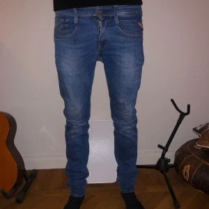 Replay anbass  - Säljer dessa feta jeans från Replay storlek W29 L32. Skick 8/10
