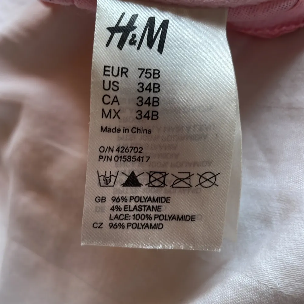 Säljer en söt rosa bh från H&M med vacker spetsdetalj. Bh:n har justerbara axelband och en bekväm passform. Perfekt för att känna sig extra fin till vardags eller speciella tillfällen.. Asusteet.
