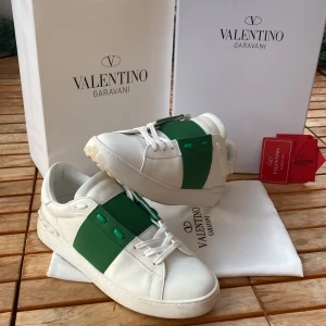 Valentino Opens  - Valentino Opens | Skick: 9,8/10 ( använda 1-2 , og box ingår samt dustbag och äkthets kort) | Retail: ca 7199 | Storlek: 43 | Skorna är lite smutsiga men går lätt att göra rent | Hör av er vid minsta lilla intresse eller fundering | Priset är ej hugget i sten 🙌