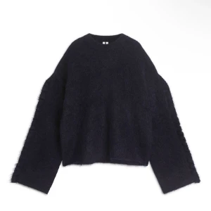 Stickad tröja med volang - Stickad tröja från arket med detaljer på armarna. Endast använd 1 gång. Nypris 995kr