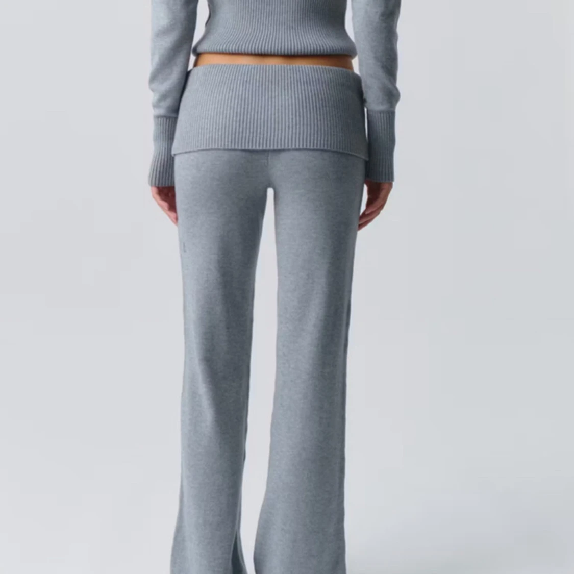 Grå stickade byxor