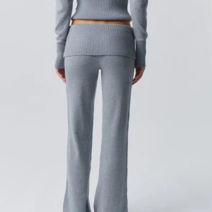 Grå stickade byxor  - Snygga grå stickade byxor med ribbad midja. Byxorna har en bekväm passform och är perfekta för kyligare dagar. De har en rak passform och ser mycket elegant ut.