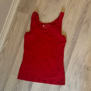 Röd linnetopp som bara används fåtal gånger. - Snygg röd linnetopp. Den har inga defekter. Skriv gärna vid frågor eller om du vill förhandla.