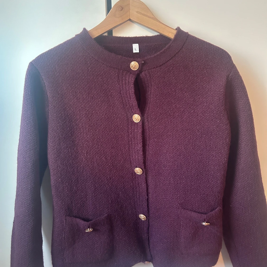 Vinröd kofta med knappar