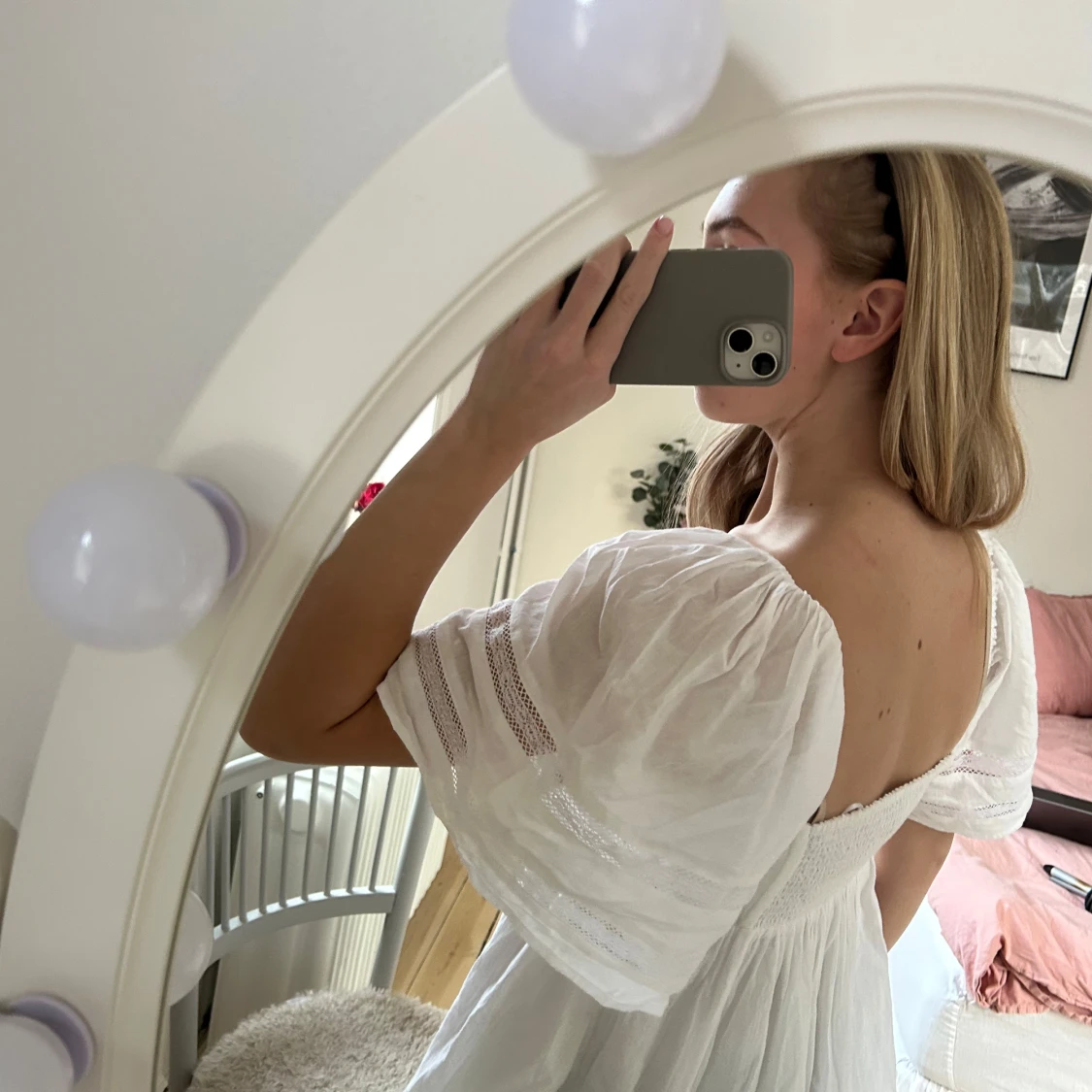 Vit klänning med puffärmar - 2