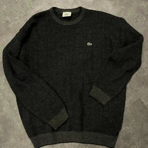 Lacoste sweatshirt - Fin Lacoste tröja med lite vintage vibbar, passar storlek M. Skriv om du har frågor!