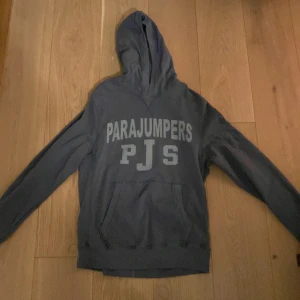 Grå/blå hoodie från Parajumpers - Säljer min parajumper hoodie som är i gott skick, sällan använd. Det är en äkta!!! Den är i storlek L men är liten i storleken. Tar inte ansvar för om posten slarvar bort varan. Köparen står för porto. Kan skicka video för att visa att den är äkta. Pris kan förhandla!!