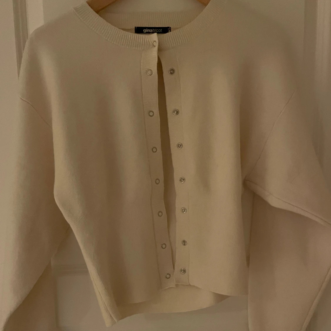 Vit ribbad kofta från Gina Tricot - 2