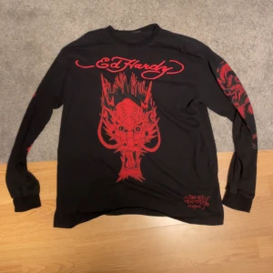 Ed Hardy longsleeve  - Fett ed Hardy longsleeve i bra skick. Inga tryck på ryggen förutom loggan som finns på bild 4. Säljer för att jag behöver pängar(skicka gärna bud)