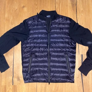 Herno Cardigan - Tjoo, Säljer en fet Herno cardigan till dunderpris💸💸😘💯💯70%ull 30%siden Skick 9/10✅✅✅ DMa📩 vid minsta fundering🤗🤗