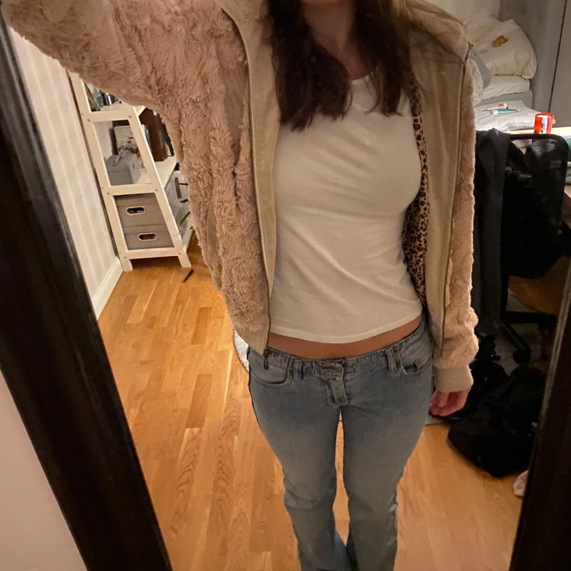 Beige teddyjacka med leopardmönstrat foder