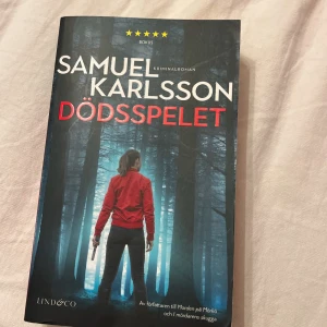 Dödsspelet - Spännande kriminalroman av Samuel Karlsson. Boken handlar om en grupp kriminella som fritas från kriminalvårdsanstalten i Västervik och en intensiv jakt som följer. Samtidigt sker en kidnappning i Sydostasien. Fjärde delen i serien om kriminalinspektör Jessica Jackson.
